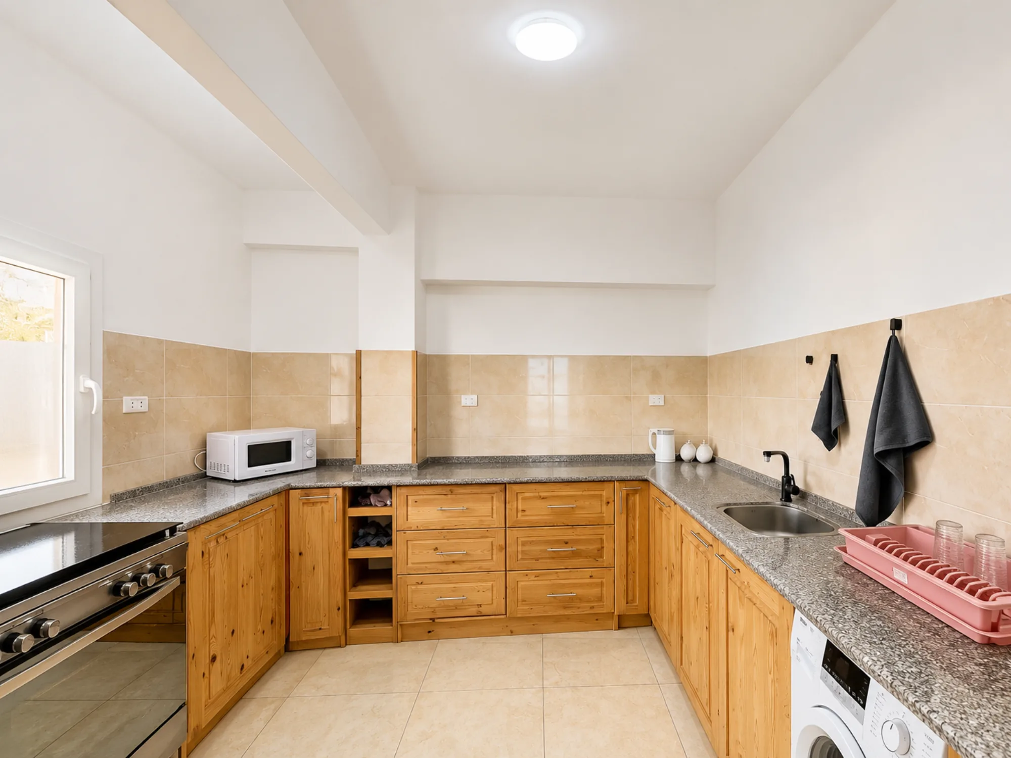 Premium-Küche mit Gasherd und Backofen — Casa Serena Safaga